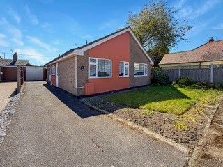 3 bed property, in Hatchcroft Gardens, £325,000