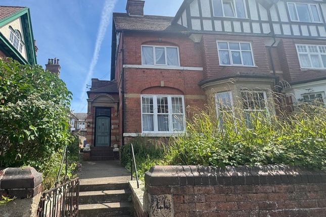 2 bed property, in Avenue Victoria, £110,000