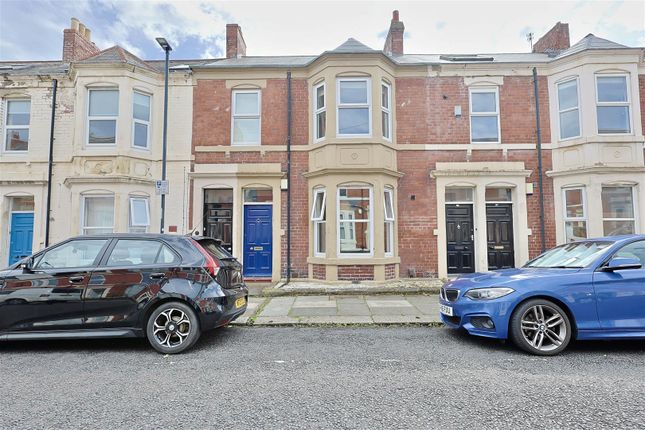 2 bed property, in Tavistock Road, £190,000