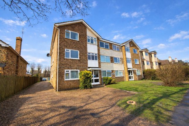 1 bed property, in Stanwell Road, £200,000