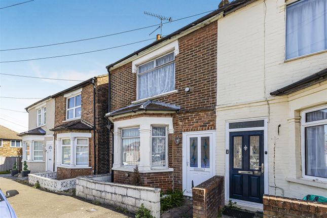 2 bed property, in Greatness Road, £325,000