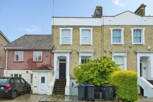 1 bed property, in Bedford Place, £200,000