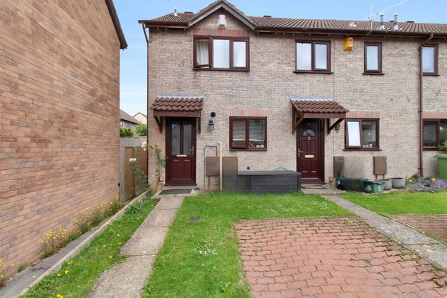 2 bed property, in Swallowtail Close, £200,000