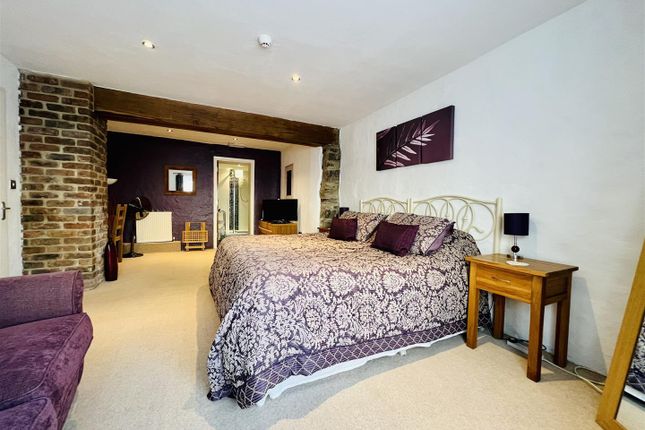 5 bed property, in Gosport Street, £475,000