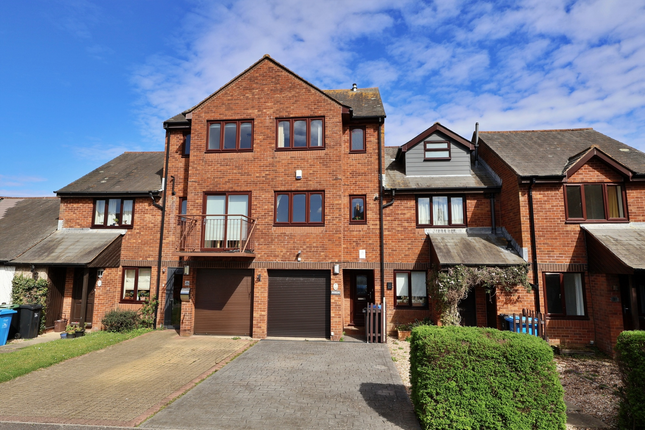 3 bed property, in Waldren Close, £400,000