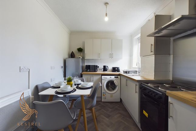 3 bed property, in Wood View Avenue, £140,000