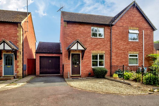 2 bed property, in St. Clares Court, £200,000