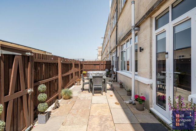 2 bed property, in Espoinage Place, £160,000