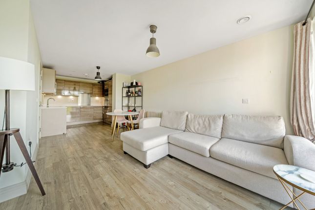 1 bed property, in Ellerton Road, £325,000