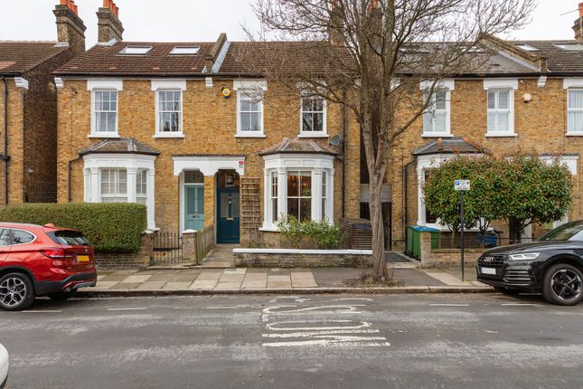 3 bed property, in Meadowcourt Road, £950,000
