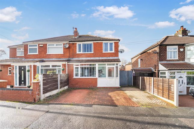 3 bed property, in Hilltop Grove, £295,000