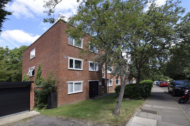1 bed property, in Crown Walk, £325,000