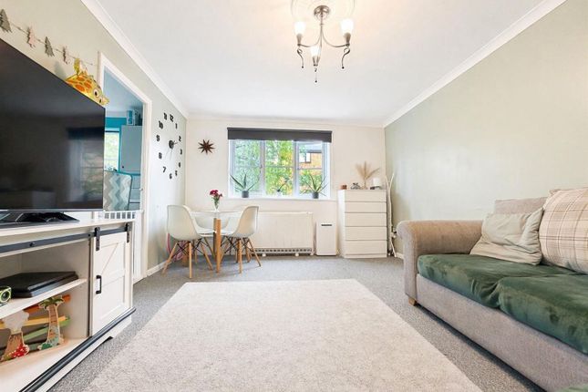 2 bed property, in Crest Avenue, £190,000