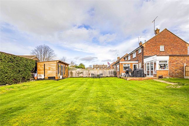 2 bed property, in Lords Close, £425,000