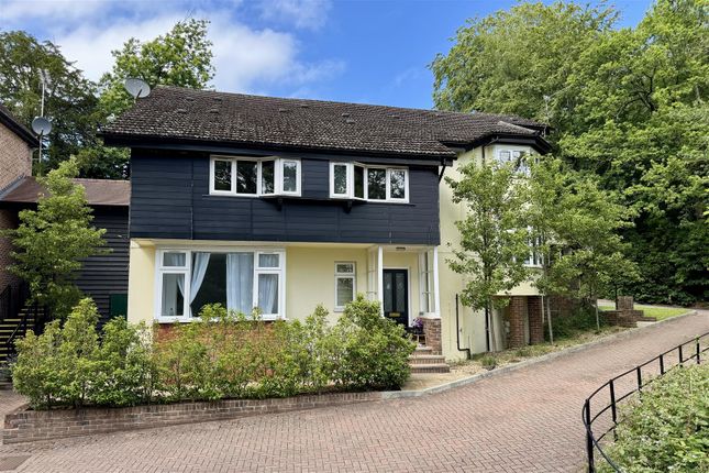 1 bed property, in Lower Hanger, £175,000