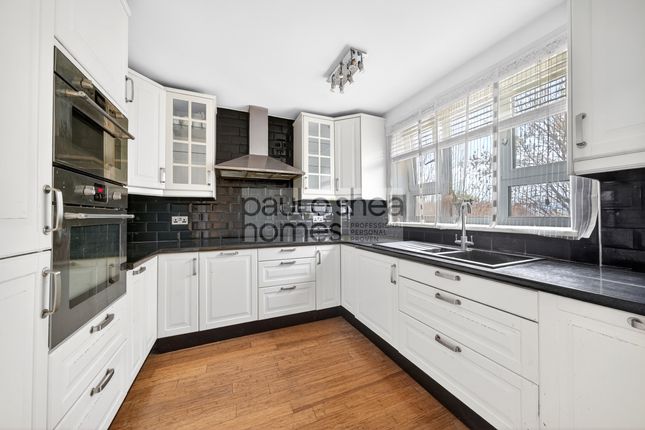 2 bed property, in Baron Court, £245,000