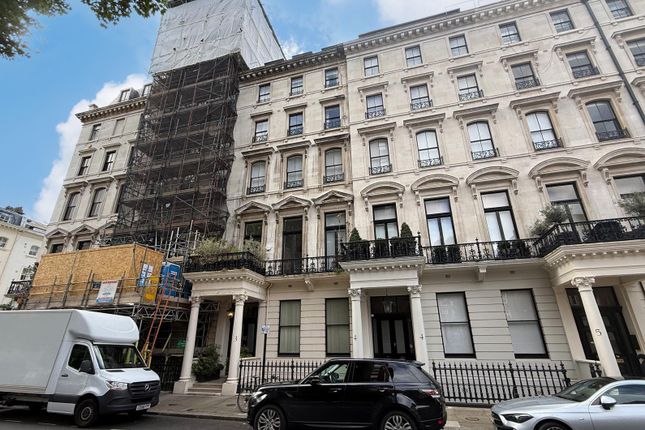 1 bed property, in 3A Ennismore Gardens, £450,000
