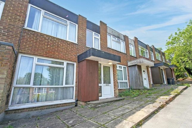 3 bed property, in Deepfield Way, £285,000