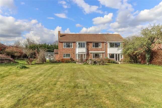 4 bed property, in Manor Close, £925,000