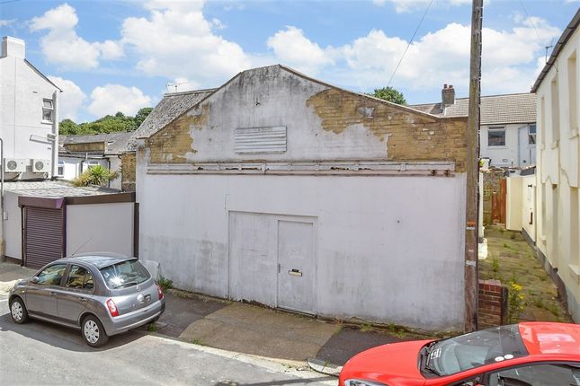 1 bed property, in Tower Hamlets Street, £150,000
