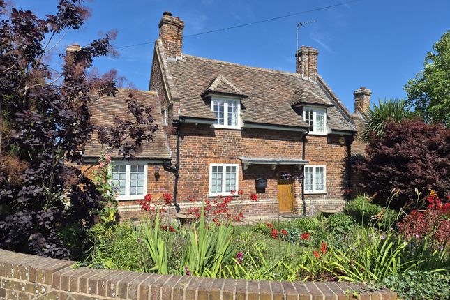 3 bed property, in Minnis Way, £550,000