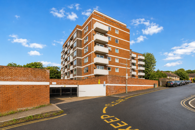 1 bed property, in Highlands Road, £200,000