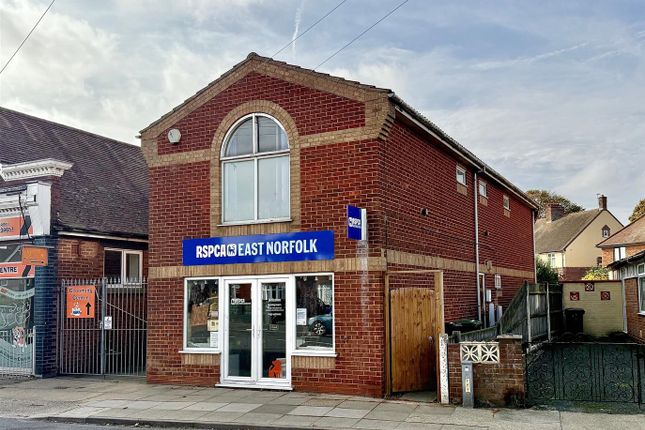 2 bed property, in Caister Road, £185,000