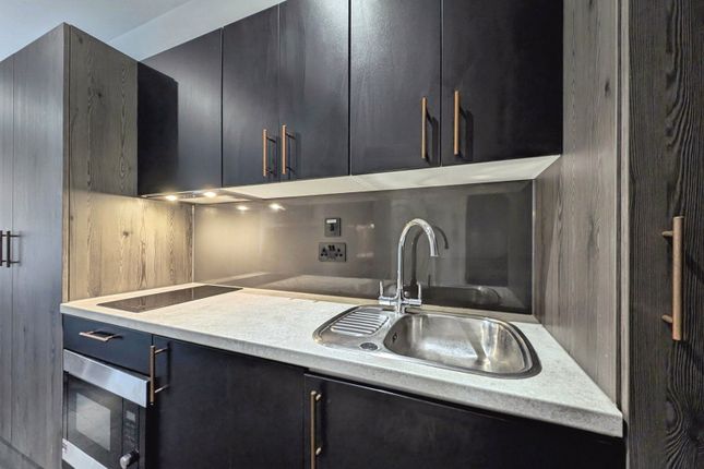 1 bed property, in City Road, £90,000