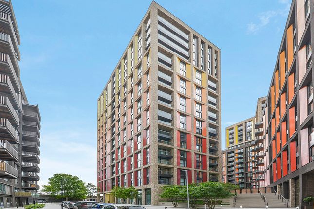 1 bed property, in Ponton Road, £600,000