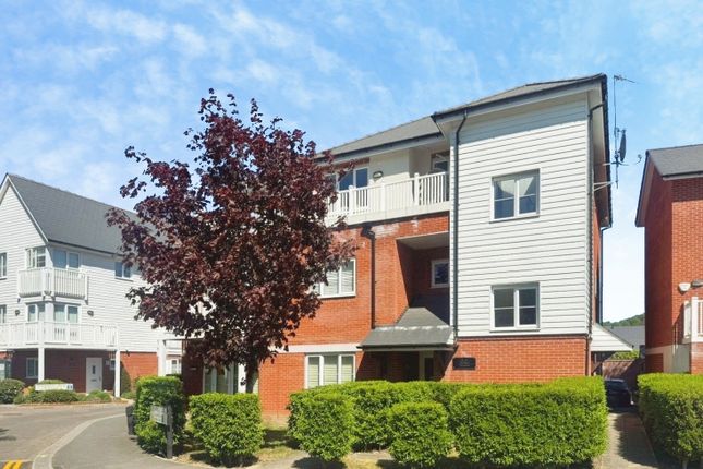 1 bed property, in Sierra Road, £200,000