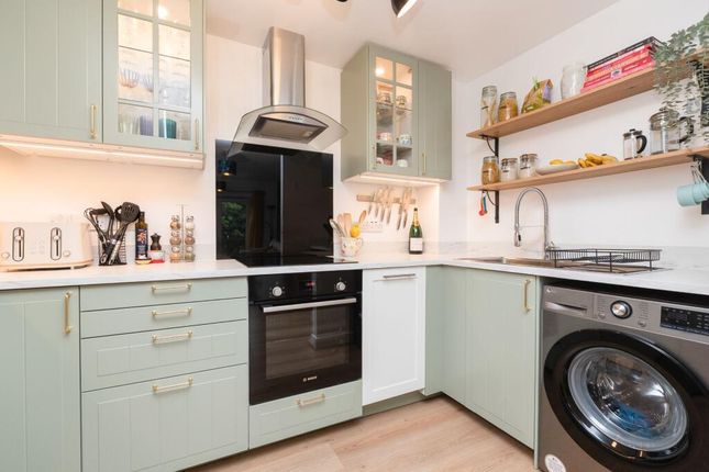 2 bed property, in Holly Street, £183,000