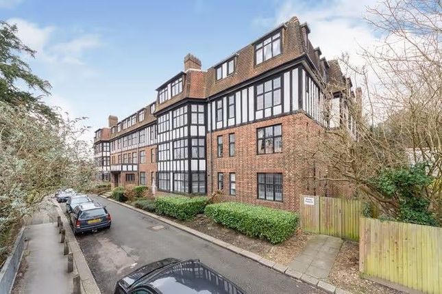1 bed property, in Park Hill Court, £150,000