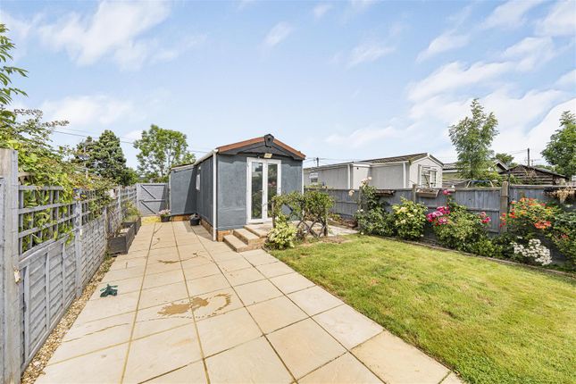1 bed property, in Cranbourne Hall Park, £115,000