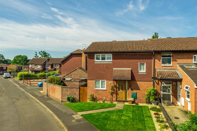 2 bed property, in Tamar Way Wokingham, £400,000