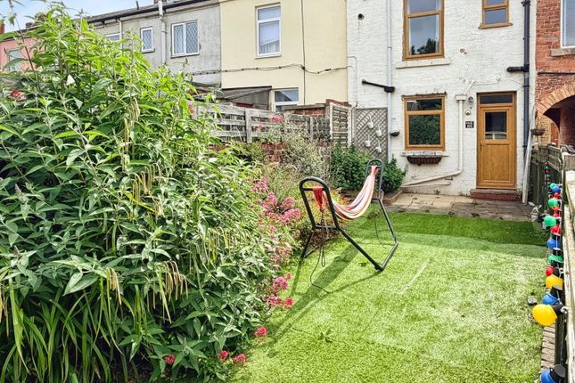 2 bed property, in Cliff Road, £200,000