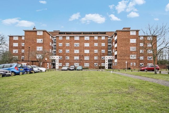 2 bed property, in Old Ruislip Road, £280,000
