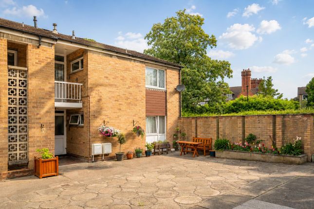 2 bed property, in Ashfield Court, £235,000