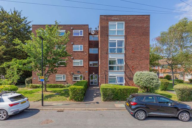 2 bed property, in St. Christophers Close, £369,950