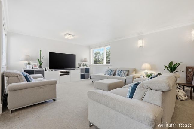 2 bed property, in Chingford Avenue, £375,000