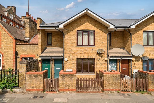 1 bed property, in Priory Grove, £250,000