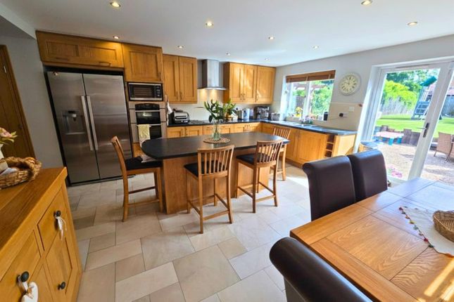 4 bed property, in Linden Avenue, £300,000