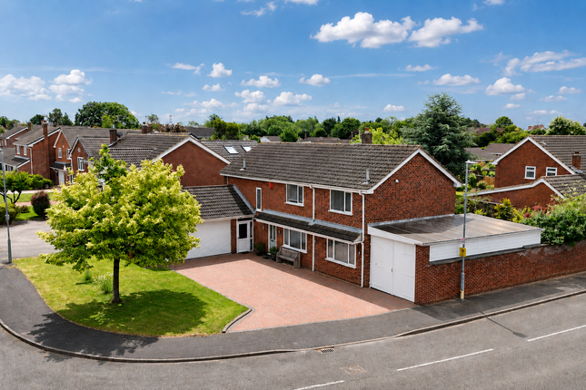 5 bed property, in Grange Drive, £600,000
