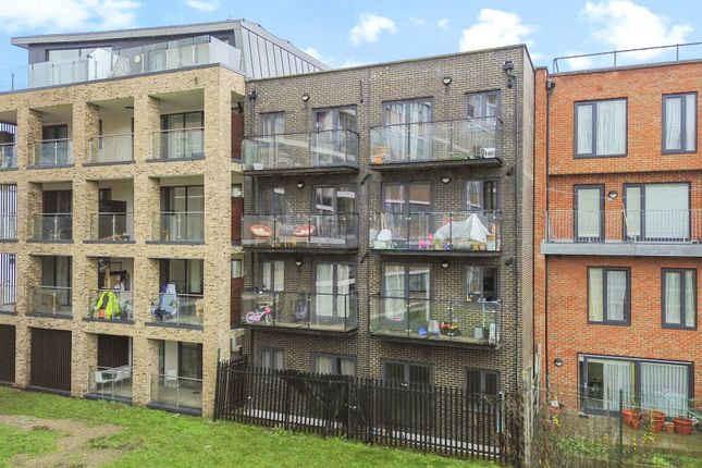 2 bed property, in Flat, £525,000