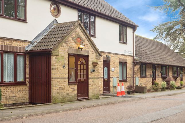 2 bed property, in Pinewood Court, £100,000