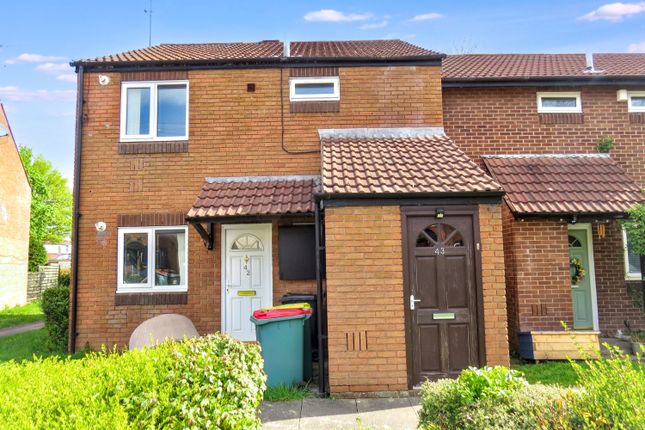 2 bed property, in Marlfield Close, £55,000