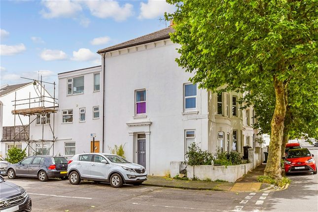 1 bed property, in Clyde Road, £300,000
