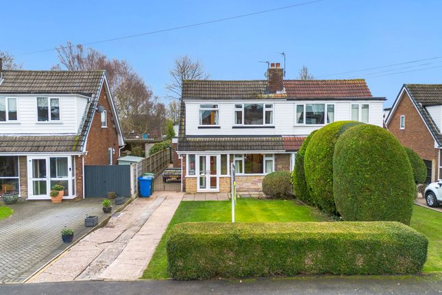 3 bed property, in Parkland Close, £350,000