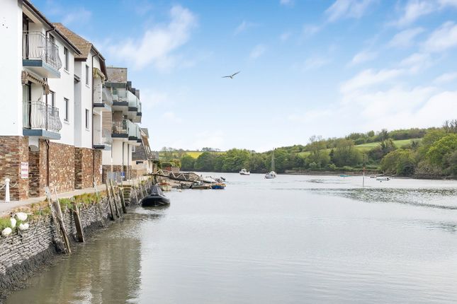 2 bed property, in Embankment Road, £275,000