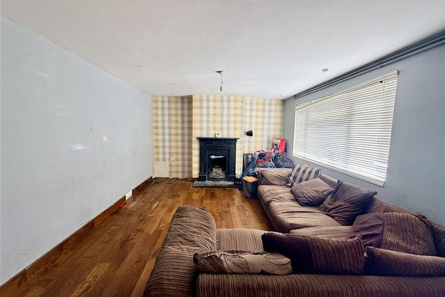 3 bed property, in Manning Road, £230,000