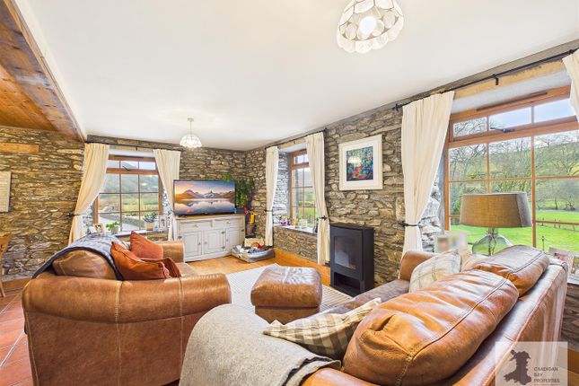 3 bed property, in Abercerdin Mill, £265,000